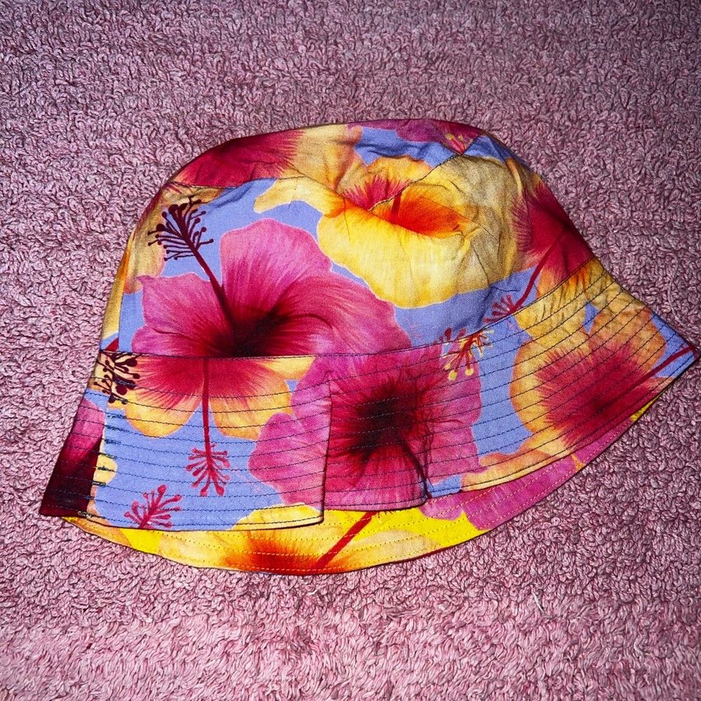 BNWOT💖Reversible Hibiscus Bucket Hat